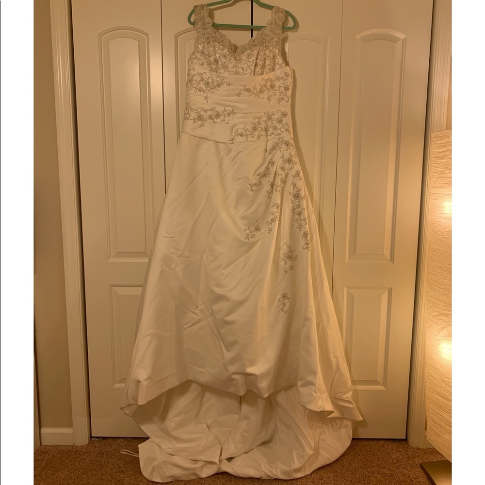 NWOT Women’s Wedding Dress -Size 20 - Fits like 18